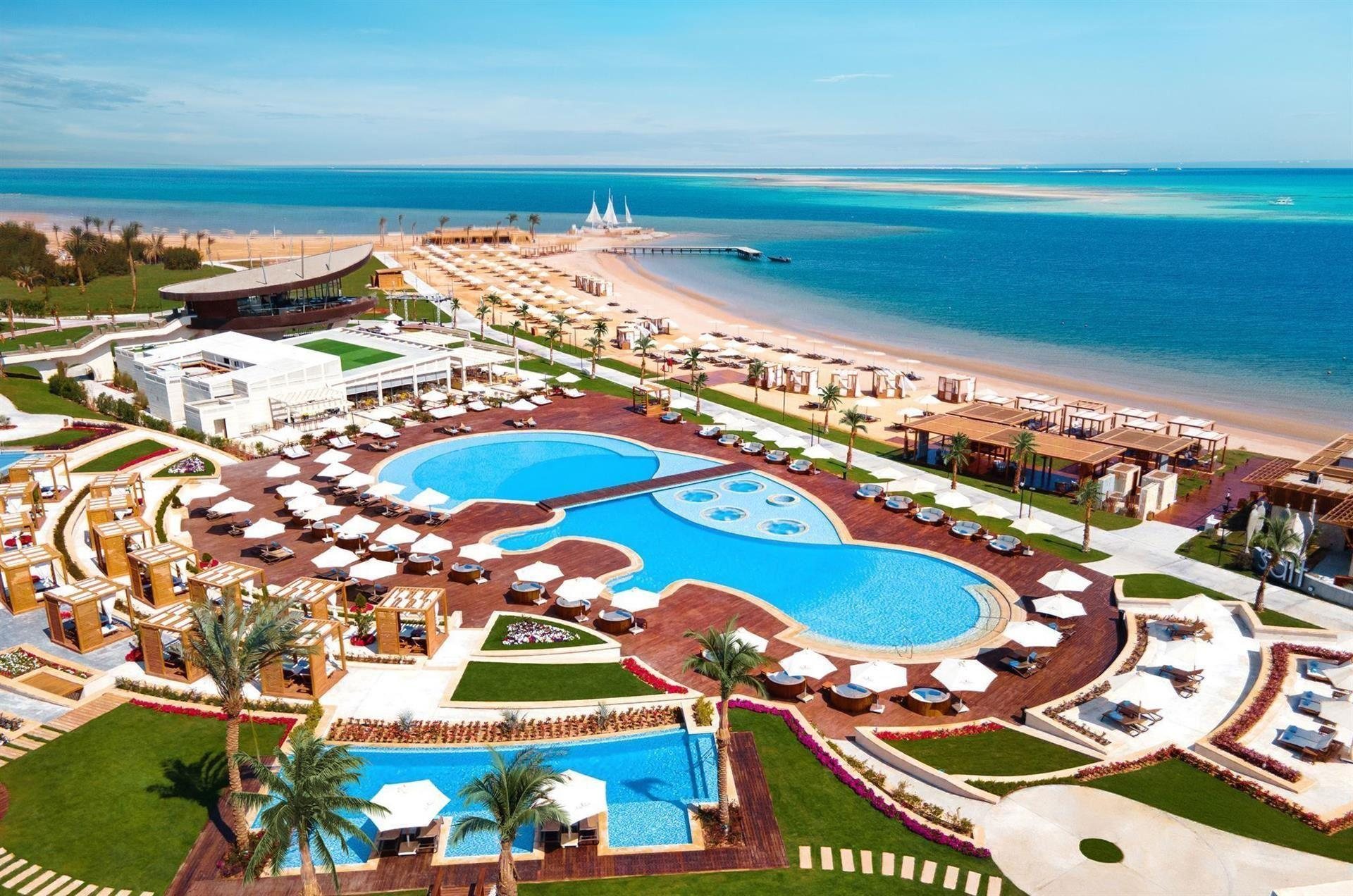 Piesočnatá pláž a tyrkysové more pri Rixos Premium Magawish v Hurghade
